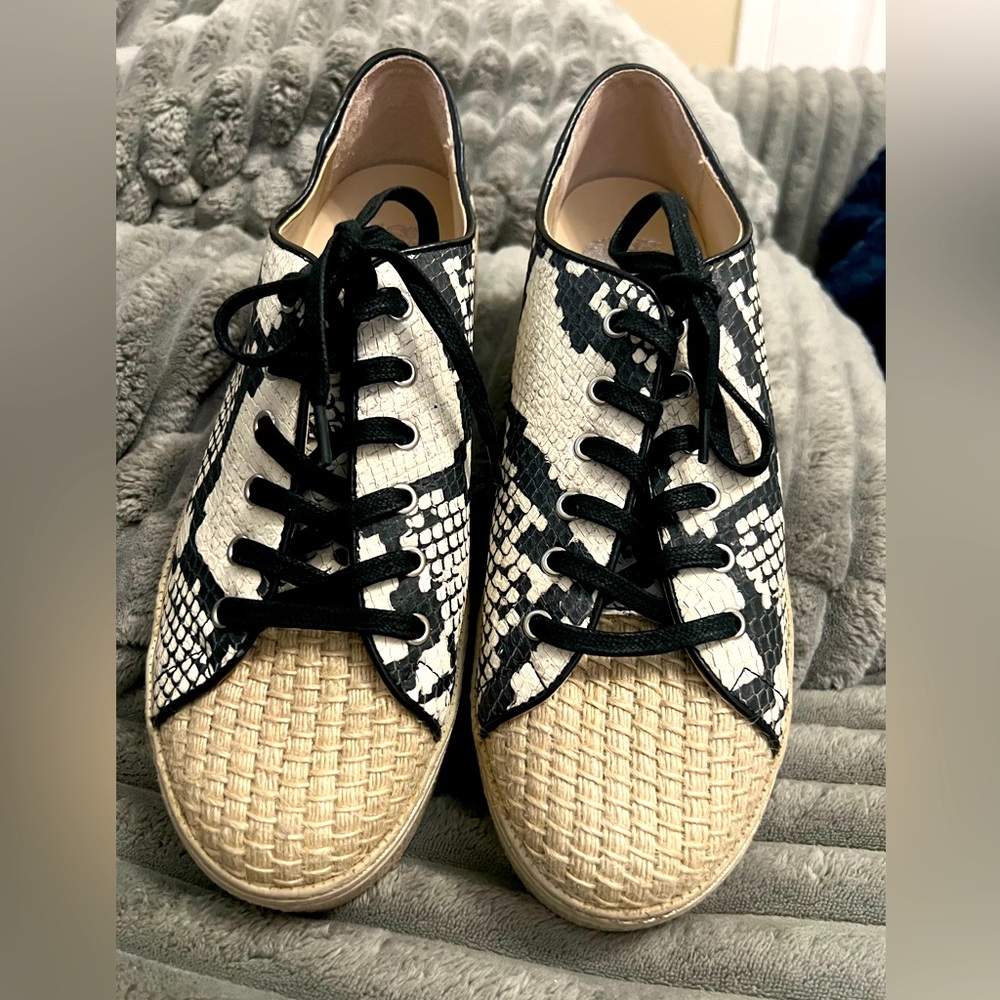 Vince Camuto snake skin print 9.5